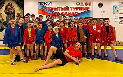 Участники весенних сборов в куртках самбо с тренером