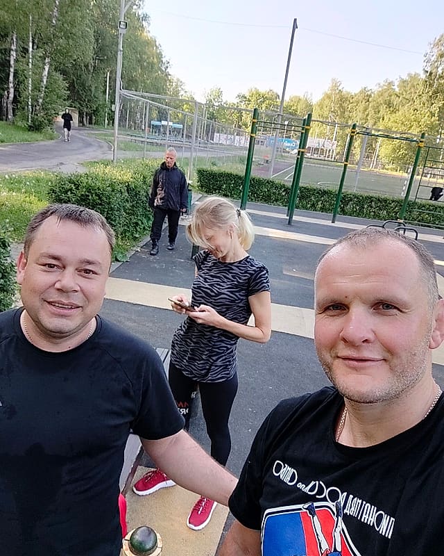Утро на спортивной площадке парка